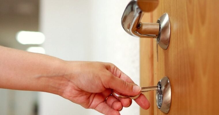 What Are The Reasons That Convince You To Keep The Contact With A 24-Hour Locksmith